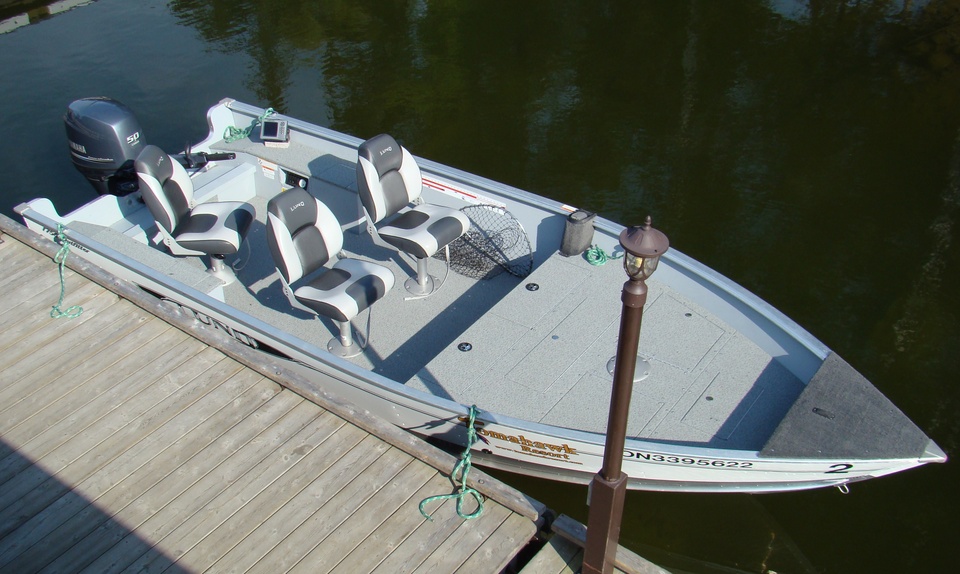 Best Fishing Boats: Fiberglass or Aluminum? - The Winner is